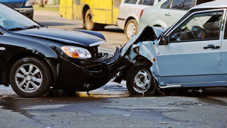 Unfall mit Dienst­fahr­zeug – wer haftet?