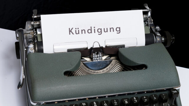 Pflege­rin legt Missstände offen: Kündi­gung!