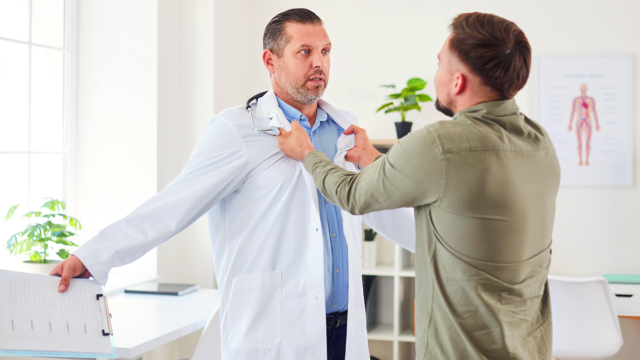 Gewalt-Erleb­nisse: Im Gesund­heits­we­sen trauri­ger Alltag