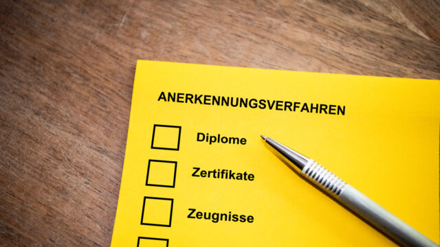So funktio­niert die Berufs­an­er­ken­nung für auslän­di­sche Pflege­fach­kräfte