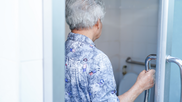 Pflege­fach­kraft setzt Bewoh­ner bei Toilet­ten­gang unter Druck