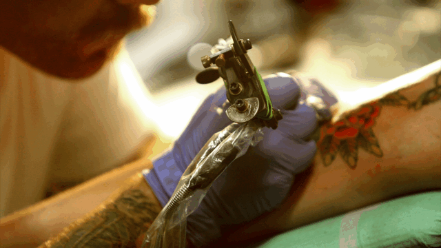 Keine Entgelt­fort­zah­lung trotz Krank­heit? – Tattoo resul­tiert in Entzün­dung